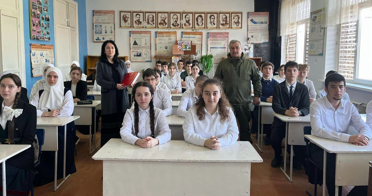 Сотрудники Минприроды РД проводят экологические уроки в школах Кизлярского района