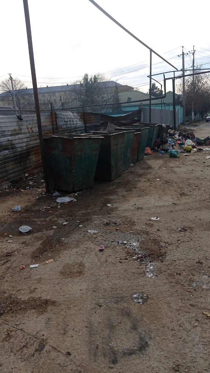 В г. Дагестанские Огни продолжается уборка улиц от мусора