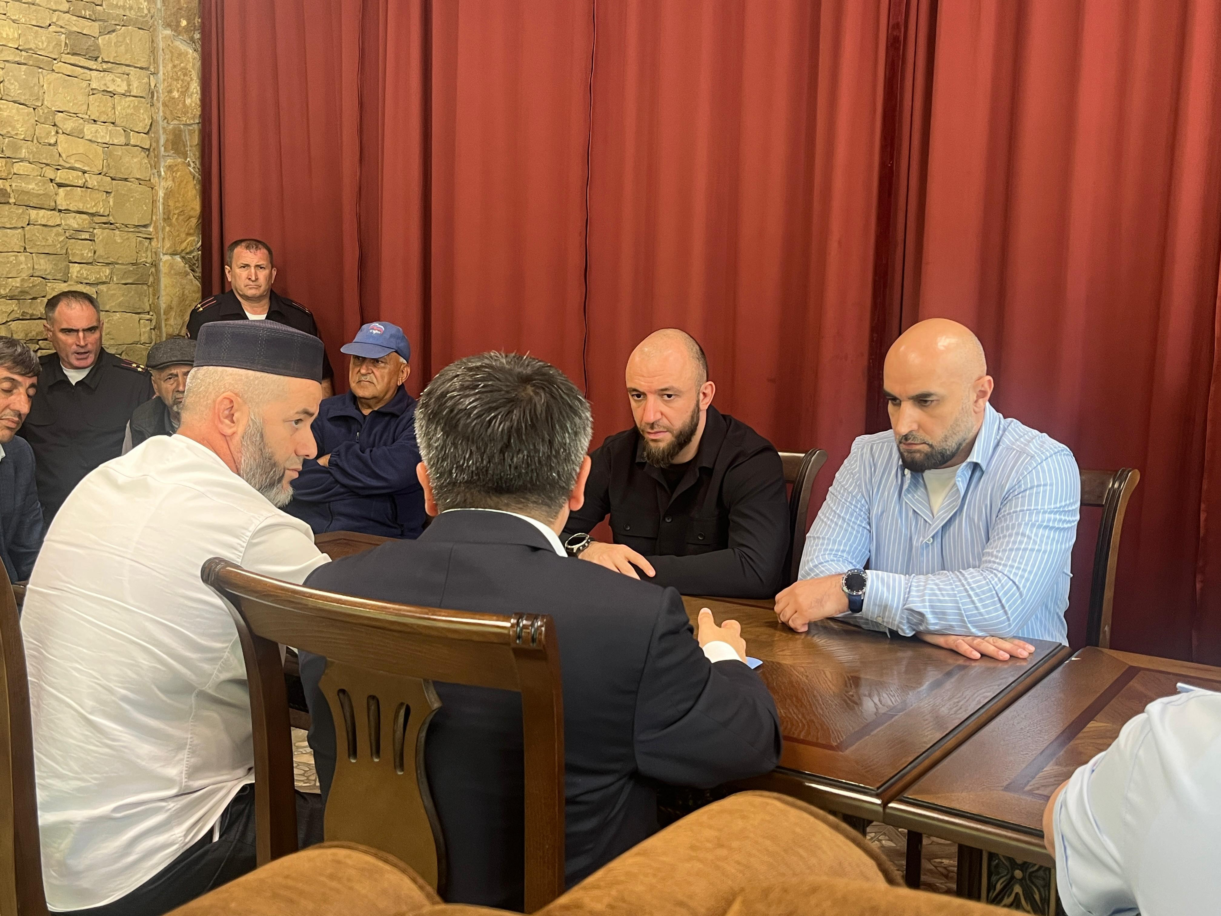Ратмир Расулов обсудил благоустройство Хучнинского водопада с жителями Табасаранского района