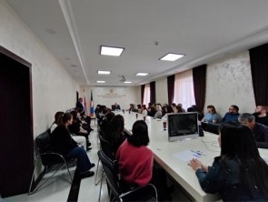 В канун 8 Марта женскую половину министерства поздравил врио министра Ибрагим Ибрагимов