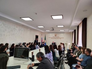 В канун 8 Марта женскую половину министерства поздравил врио министра Ибрагим Ибрагимов