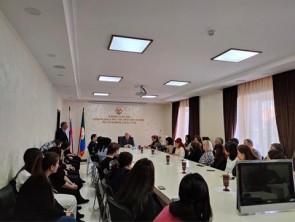 В канун 8 Марта женскую половину министерства поздравил врио министра Ибрагим Ибрагимов