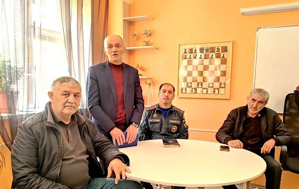 Сотрудники Минприроды РД проводят разъяснительные беседы с обучающимися о правилах пожарной безопасности в преддверии новогодних праздников