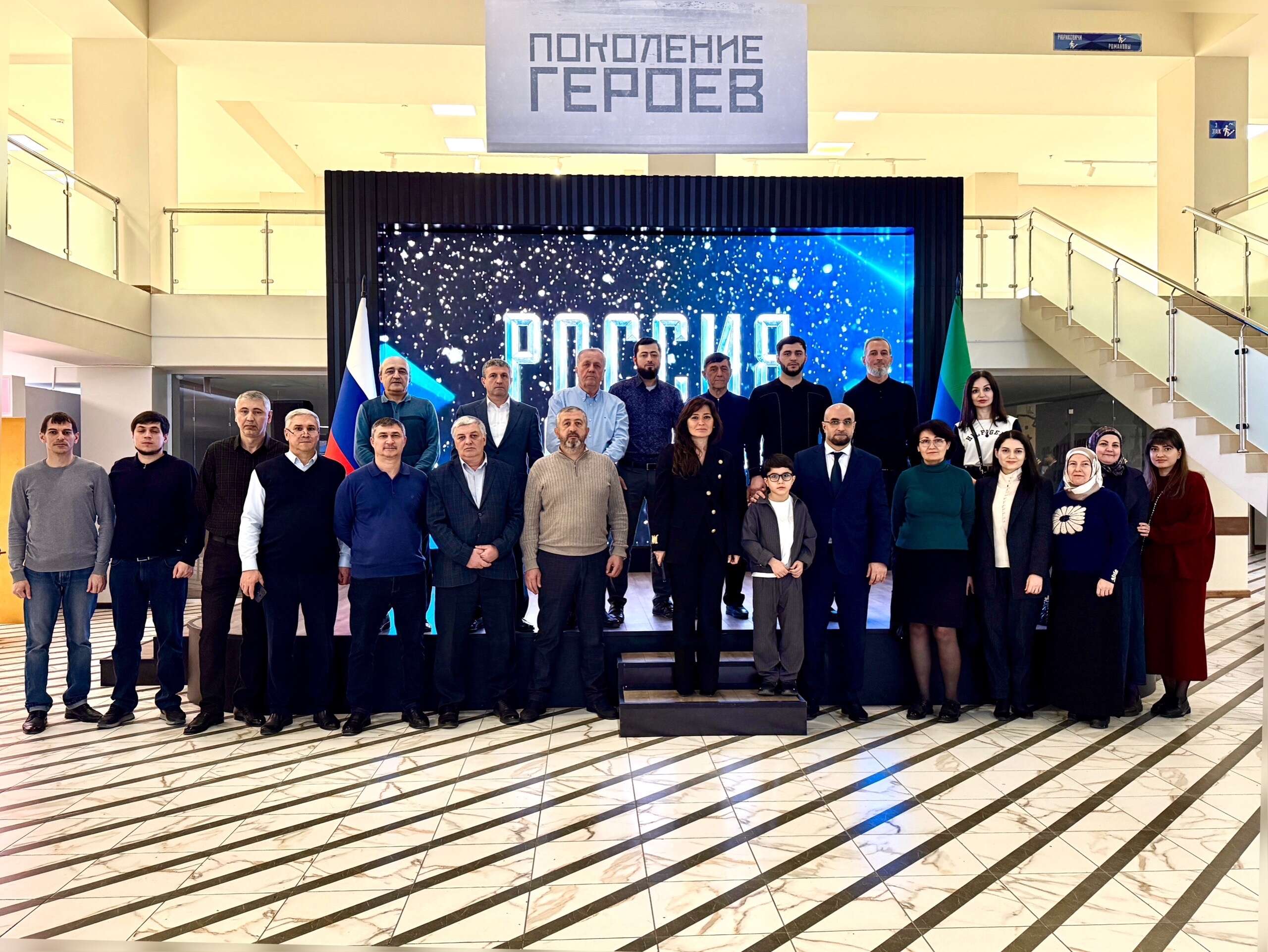 Сотрудники Минприроды РД во главе с руководителем Ратмиром Расуловым посетили мультимедийную выставку «Поколение героев»