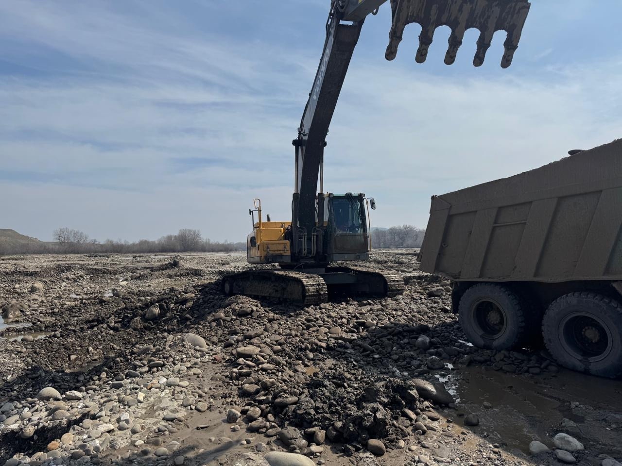 В селе Родниковый Кайтагского района пресекли незаконную добычу полезных ископаемых