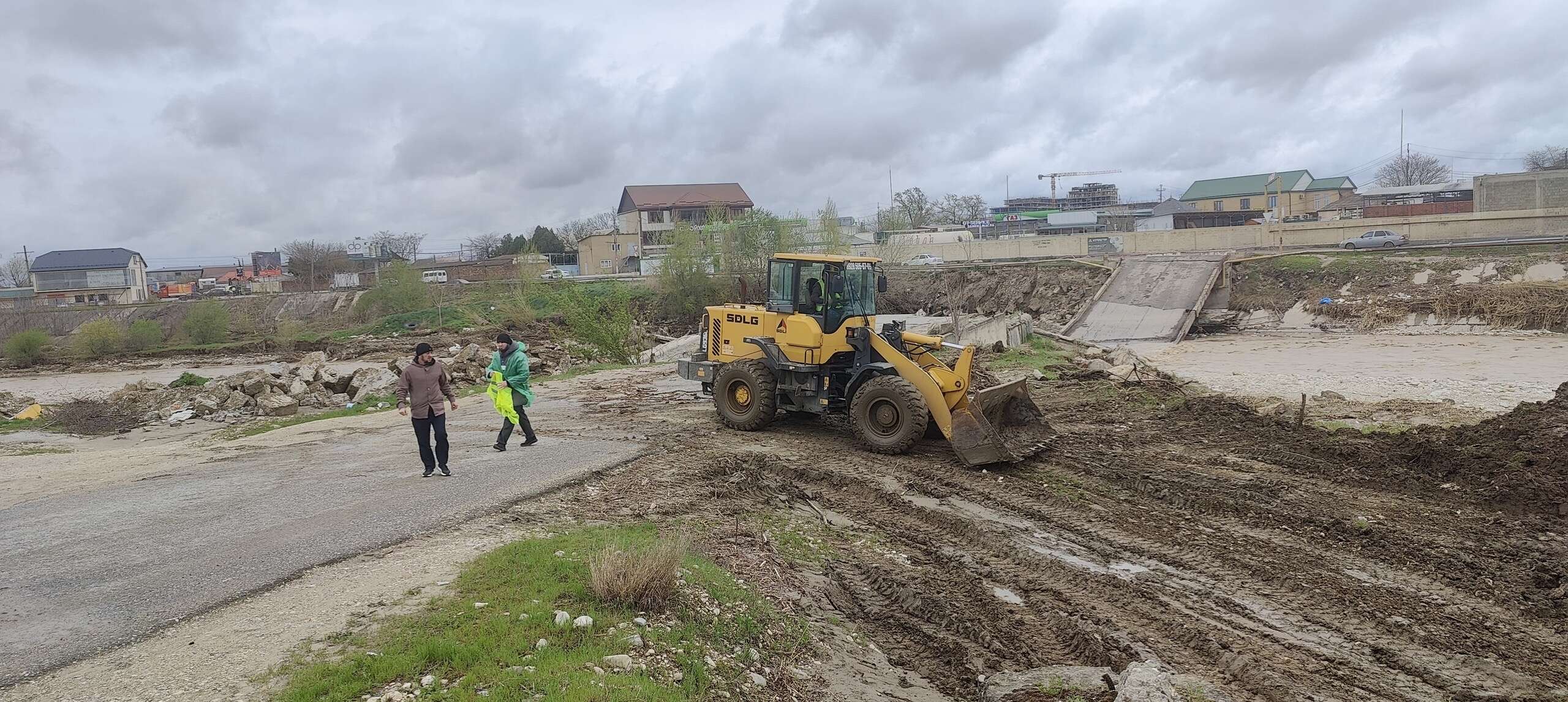 Продолжаются работы по расчистке русла реки Ярык-Су