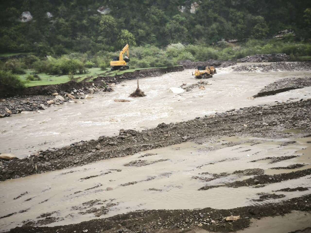 В селе Маджалис продолжаются работы на реке Уллучай