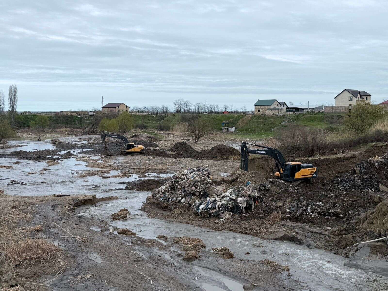 Минприроды РД проводит расчистку русла реки Дарвагчай в Мамедкале
