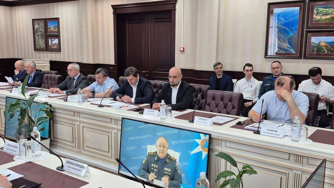 Ратмир Расулов принял участие в совещании МЧС России по ликвидации последствий ЧС в Дагестане и Чечне