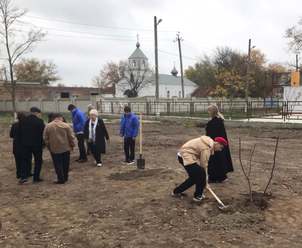 Экологическая акция «Сад памяти» прошла сегодня в Тарумовском районе