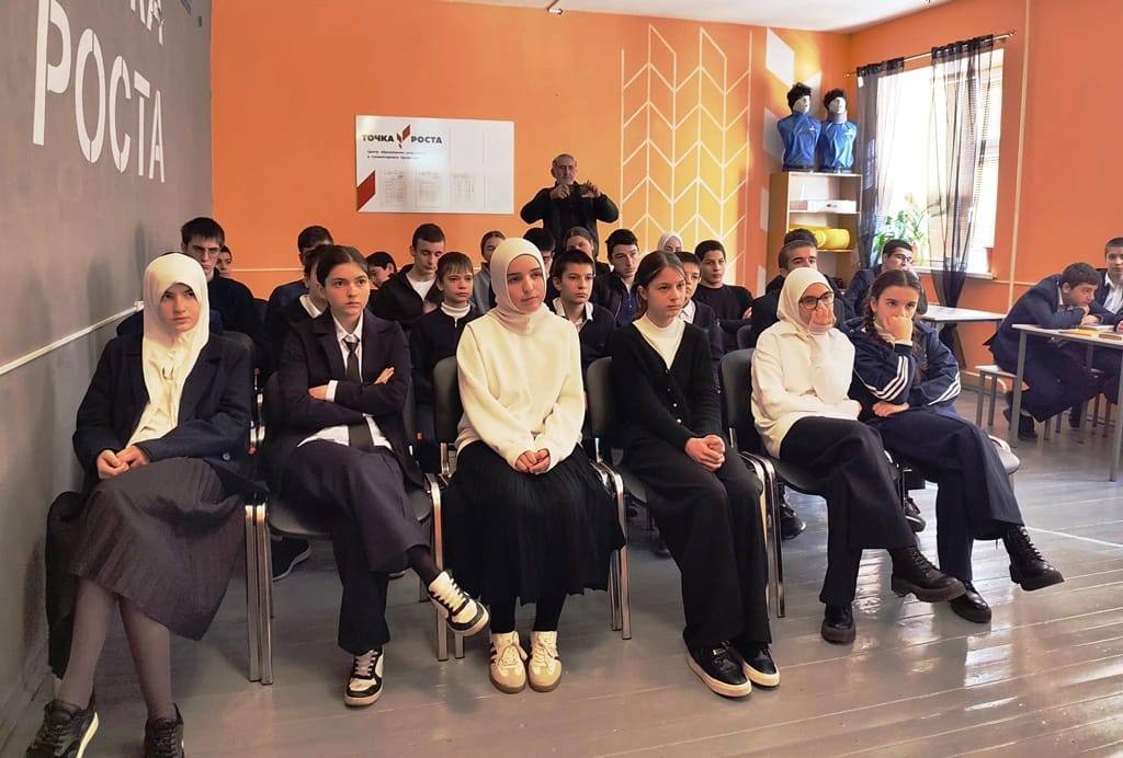 Сотрудники Минприроды РД проводят разъяснительные беседы с обучающимися о правилах пожарной безопасности в преддверии новогодних праздников