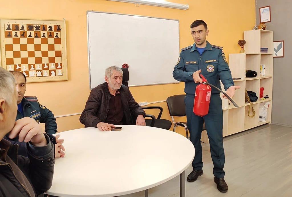 Сотрудники Минприроды РД проводят разъяснительные беседы с обучающимися о правилах пожарной безопасности в преддверии новогодних праздников