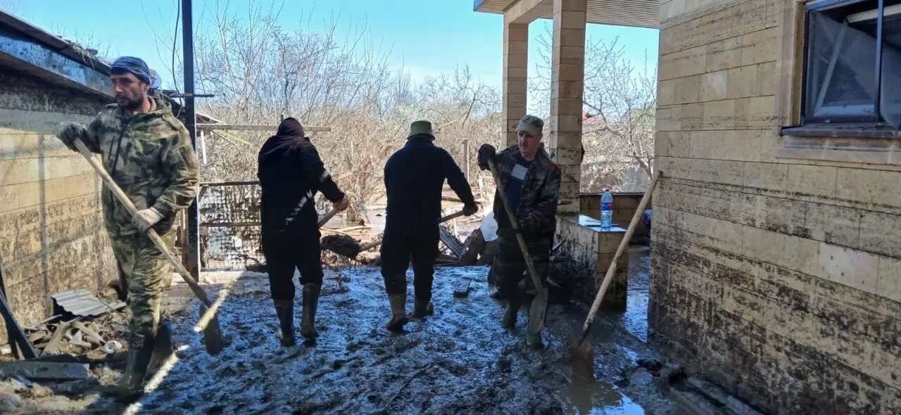 Сотрудники Минприроды РД помогают в ликвидации последствий потопа в Мамедкале