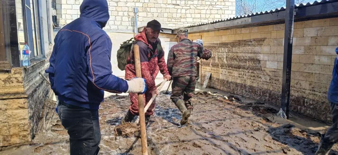Сотрудники Минприроды РД помогают в ликвидации последствий потопа в Мамедкале