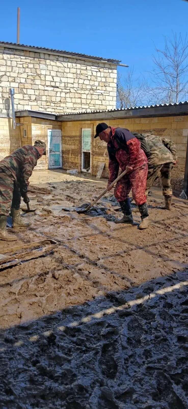 Сотрудники Минприроды РД помогают в ликвидации последствий потопа в Мамедкале