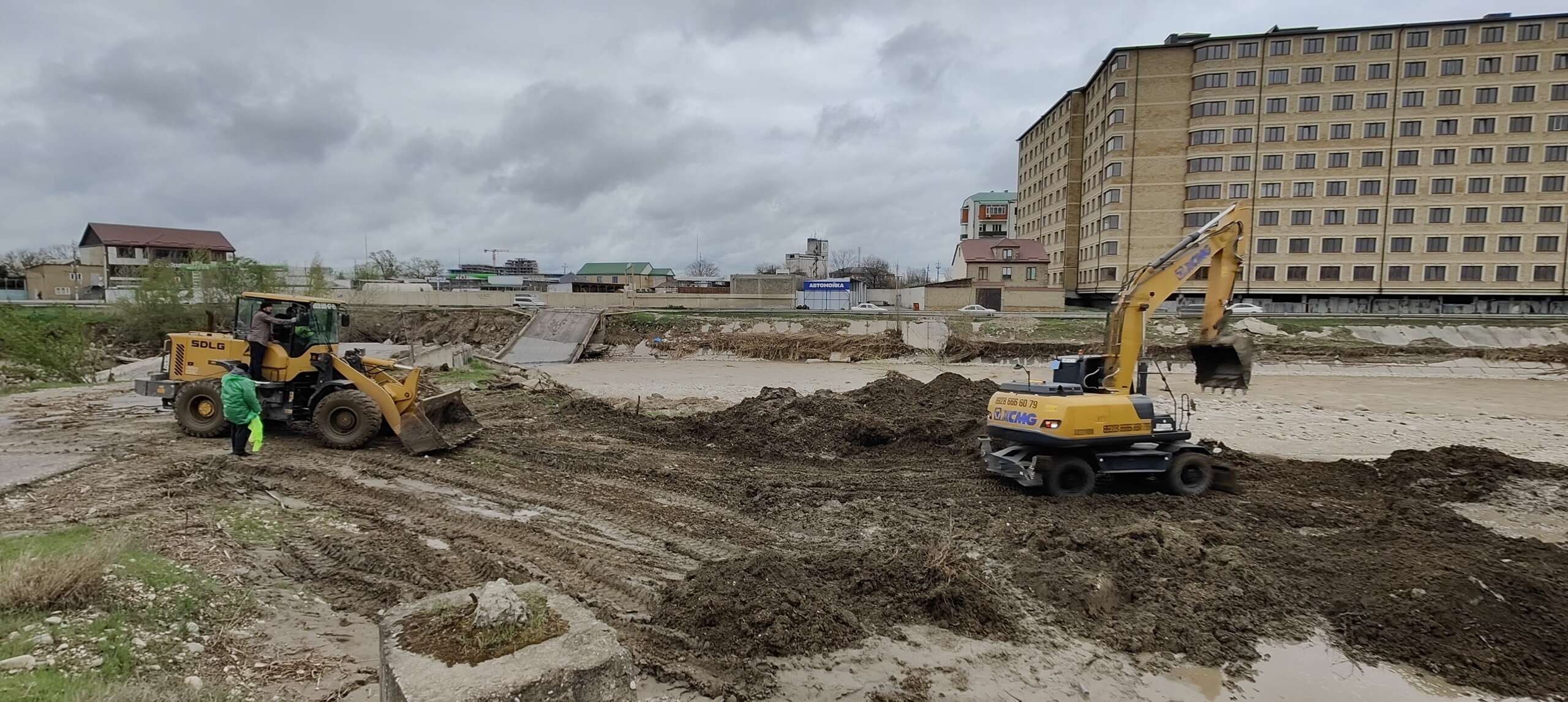 Продолжаются работы по расчистке русла реки Ярык-Су