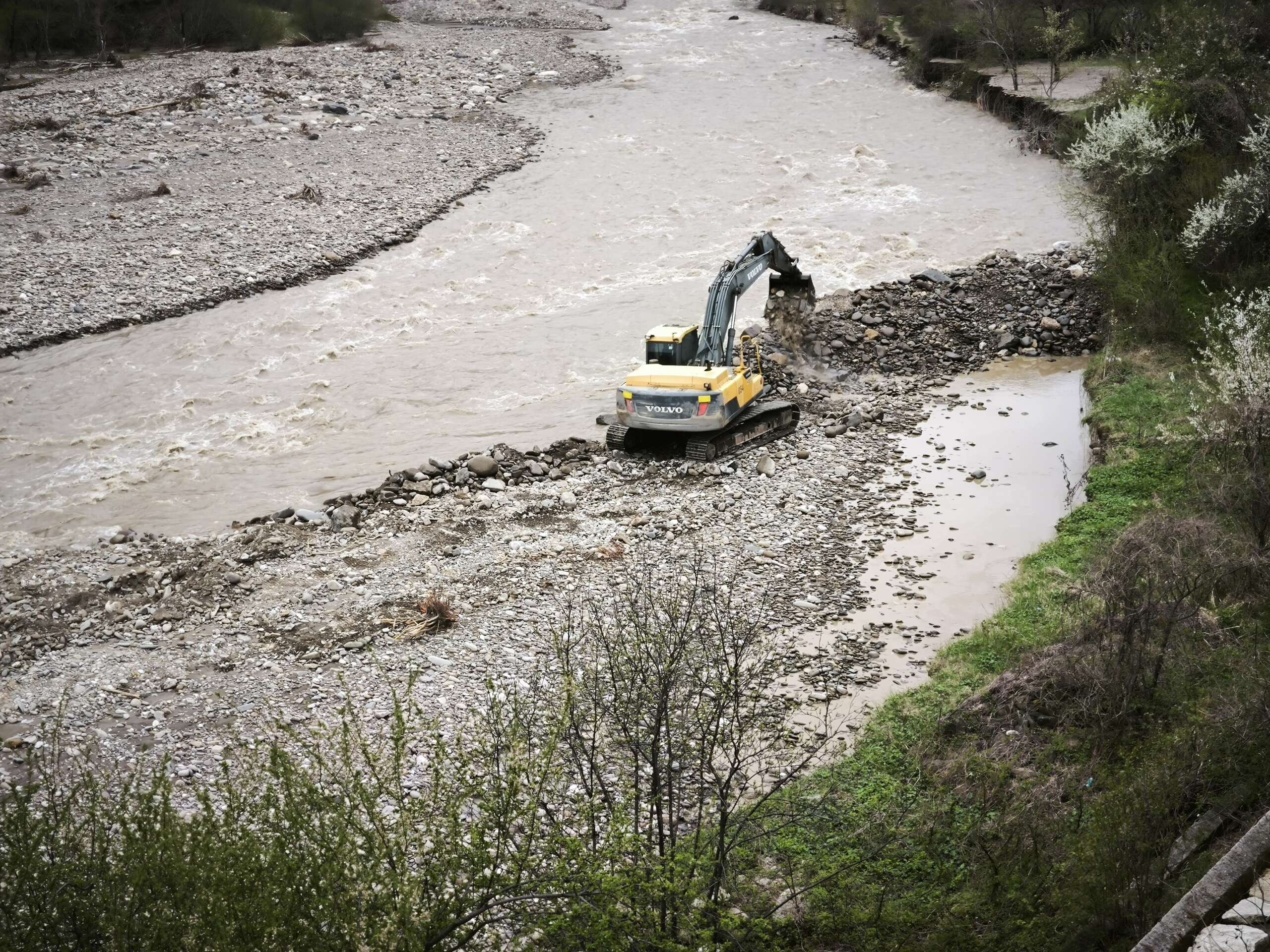 На реке Терек продолжаются аварийно-восстановительные работы