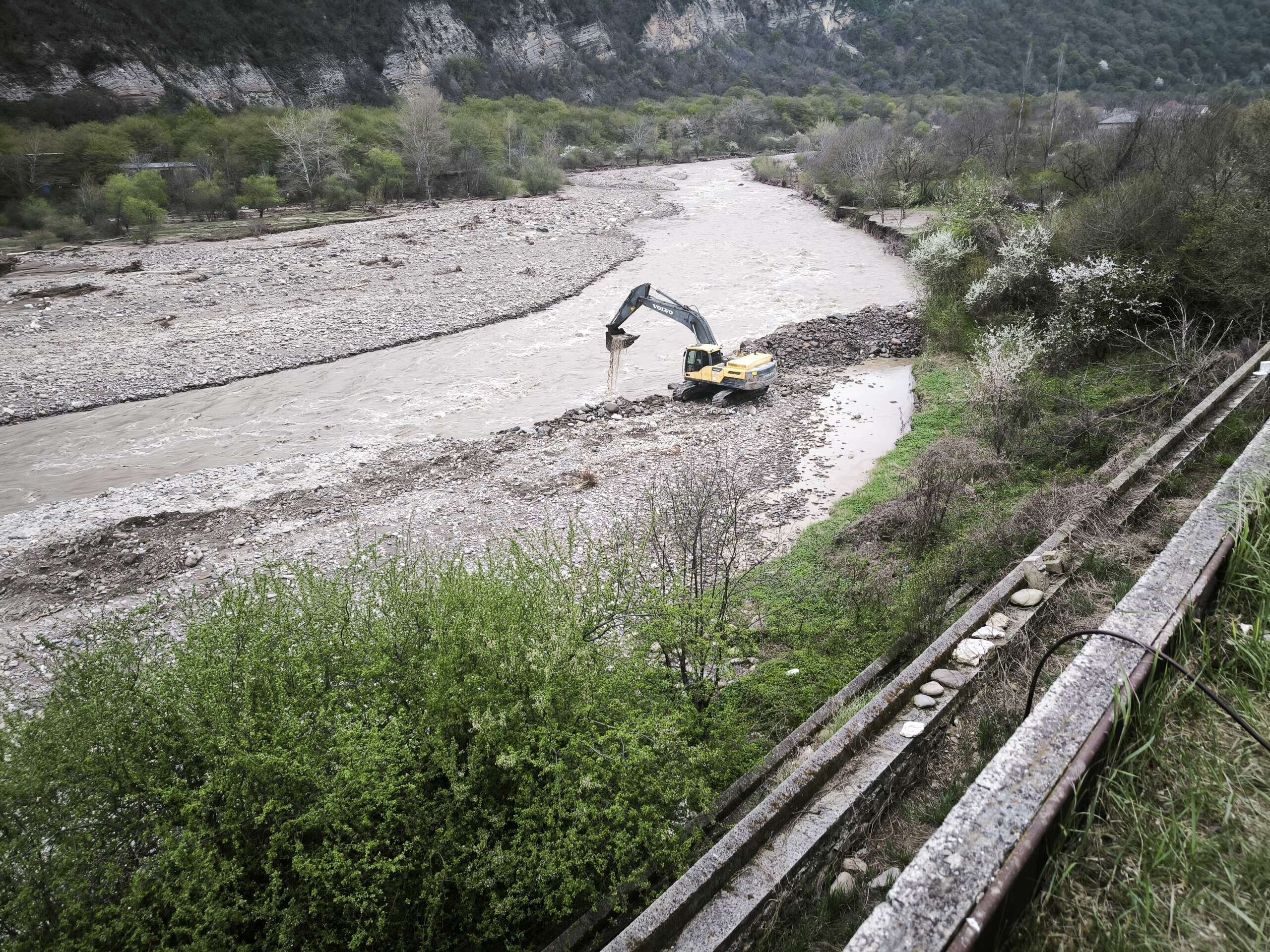 На реке Терек продолжаются аварийно-восстановительные работы