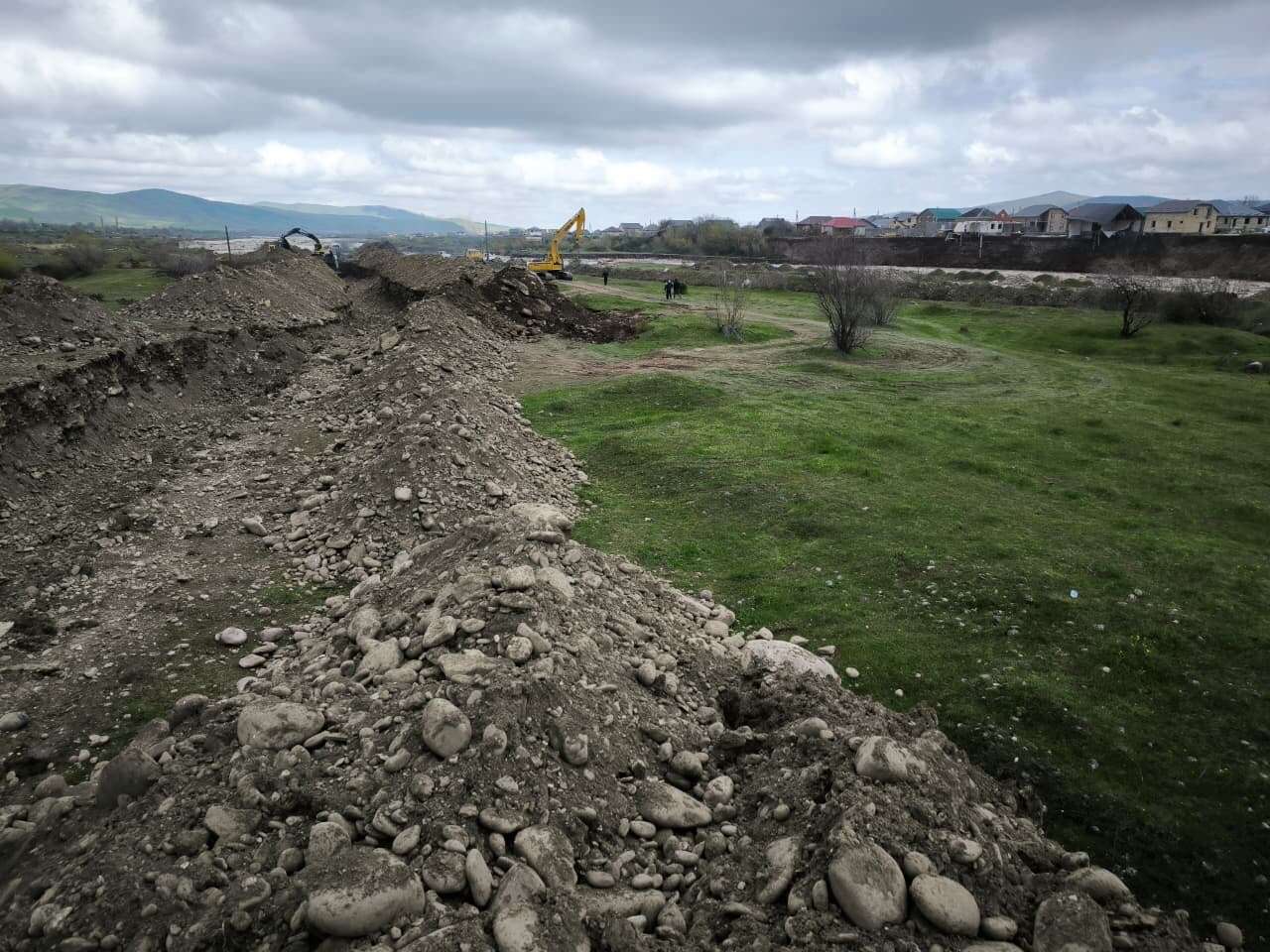 На реке Терек продолжаются аварийно-восстановительные работы