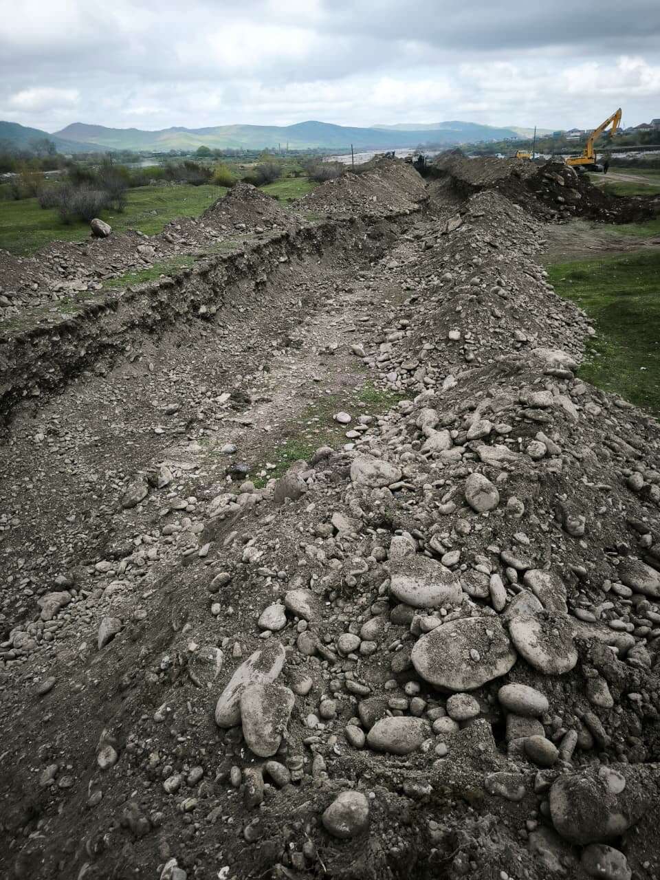 На реке Терек продолжаются аварийно-восстановительные работы