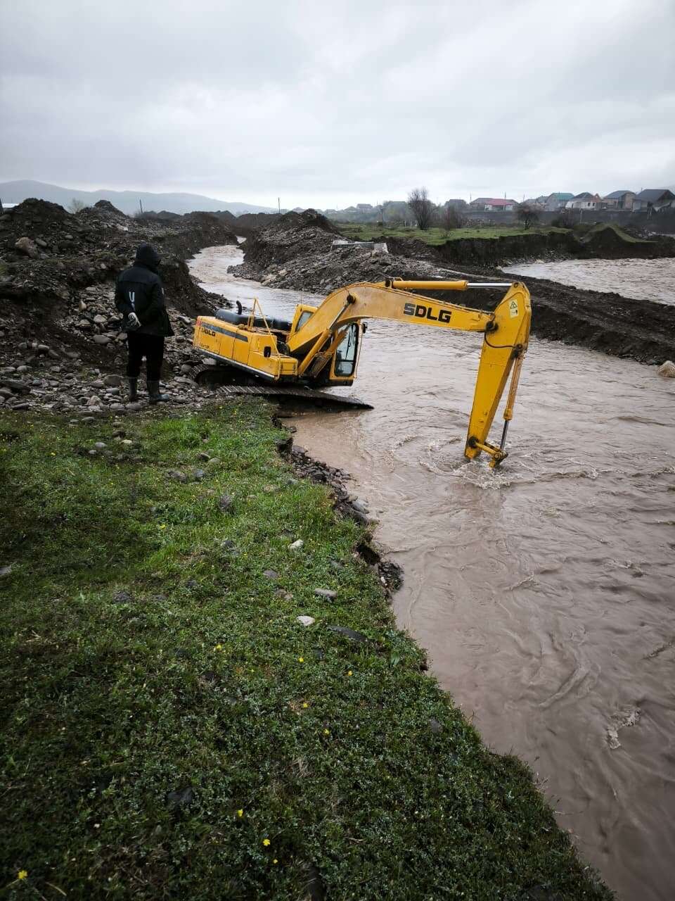В селе Маджалис продолжаются работы на реке Уллучай