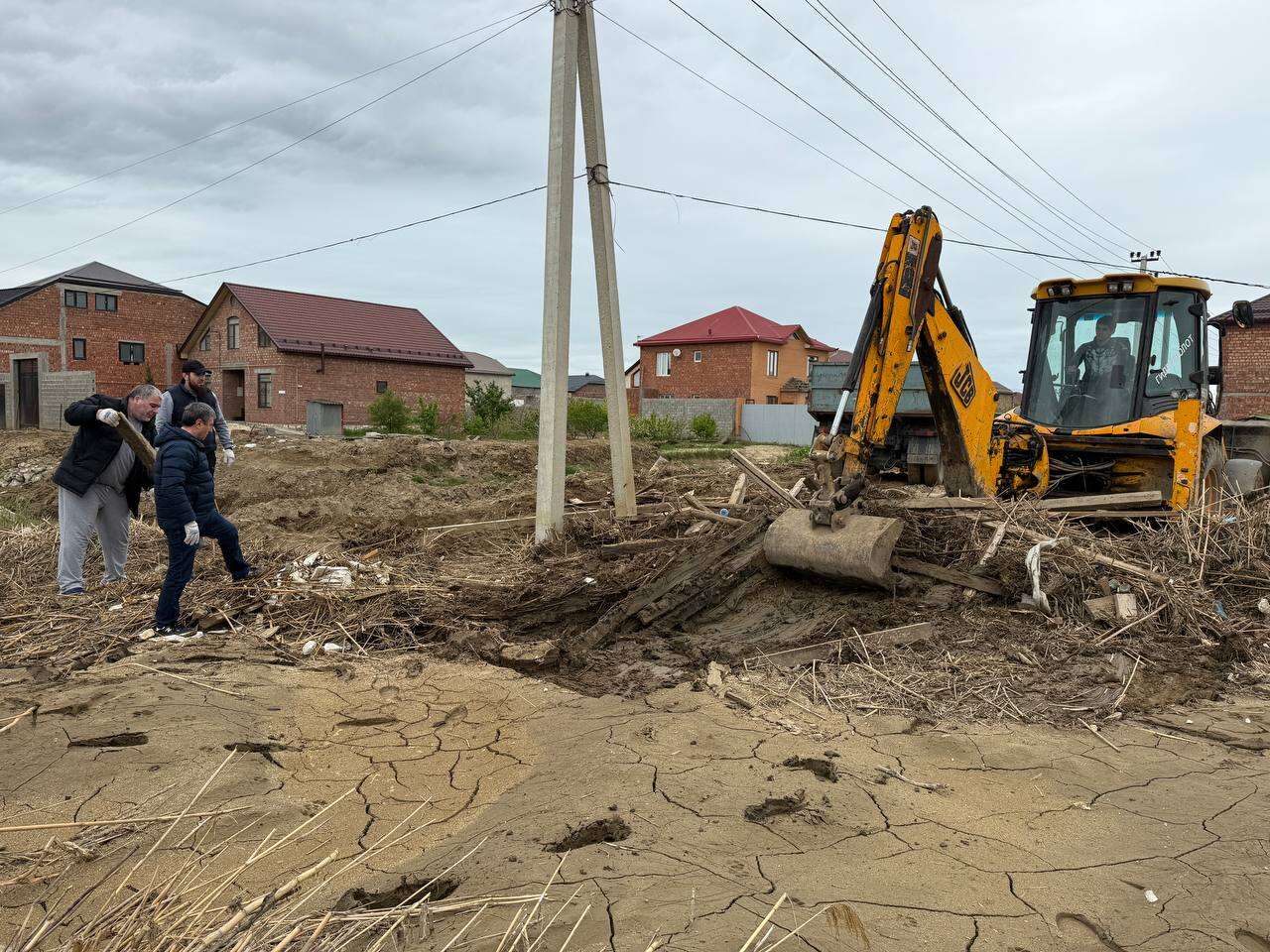 Сотрудники Минприроды РД приняли участие в Общероссийском субботнике