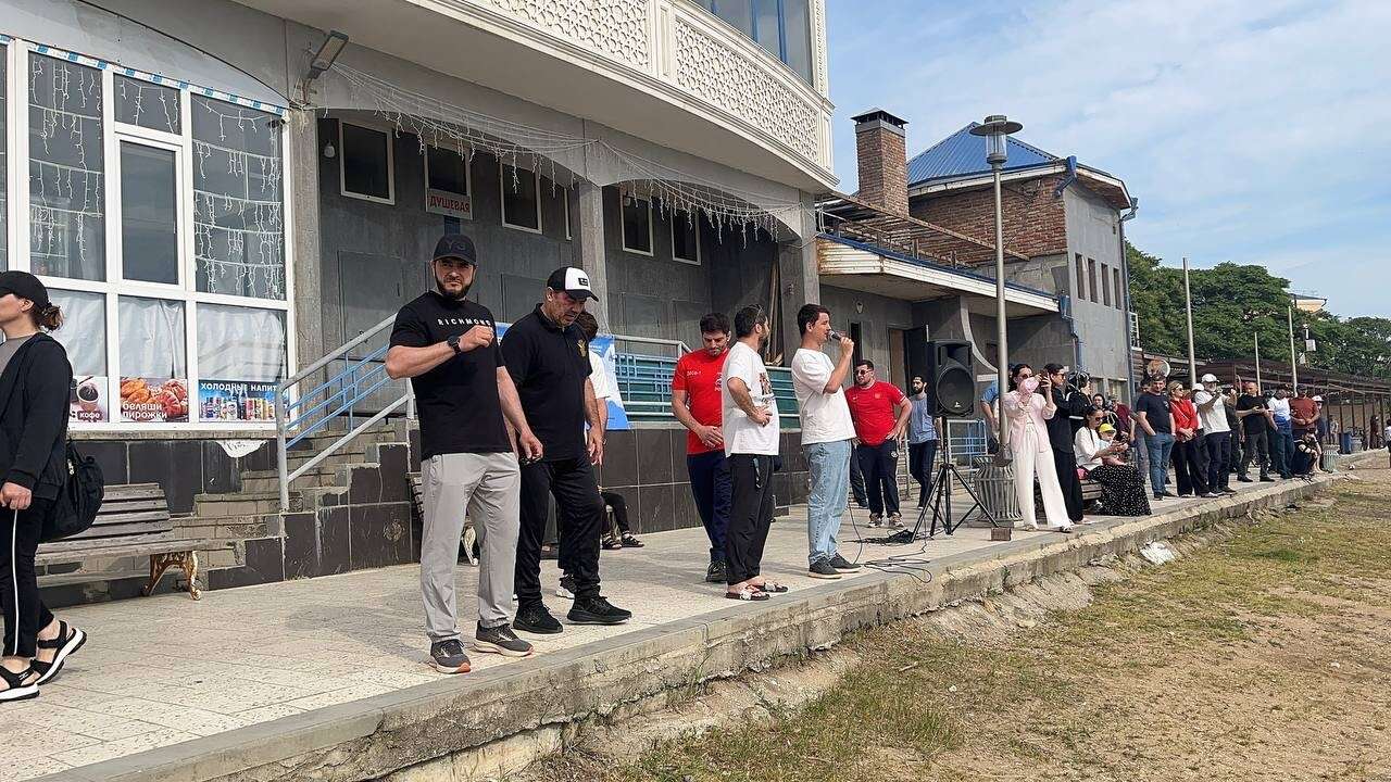 500 человек на пляже Махачкалы провели «Зарядку с чемпионом» под флагом России
